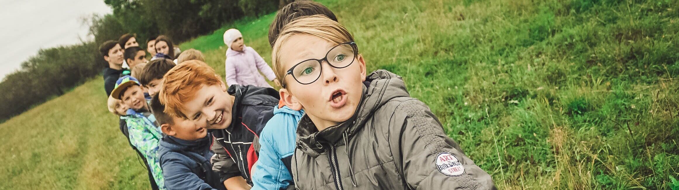 Barn som har dragkamp