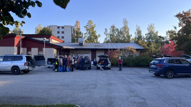 Full fart på Hagakyrkans parkering vid insamlingen till Ukraina